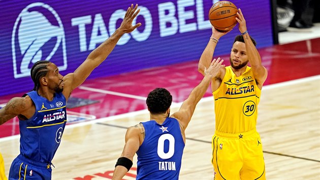 Utkn hvzd NBA: zakonuje Stephen Curry, brn dvojice Kawhi Leonard (vlevo) a Jayson Tatum.