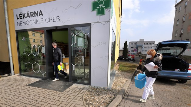 Praktičtí lékaři s chladicími boxy si vyzvedávají vakcínu AstraZeneca v chebské nemocniční lékárně. (4. března 2021)