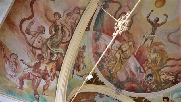 Nástěnné malby v jedné z kupolí kolonády Maxima Gorkého připomínají, že do Mariánských Lázní jezdili za léčením i kosmonauti.