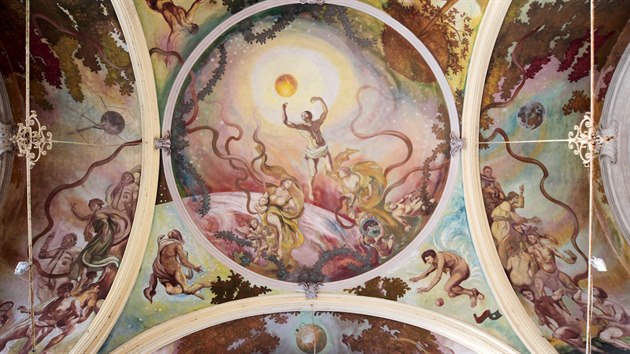 Nástěnné malby v jedné z kupolí kolonády Maxima Gorkého připomínají, že do Mariánských Lázní jezdili za léčením i kosmonauti.