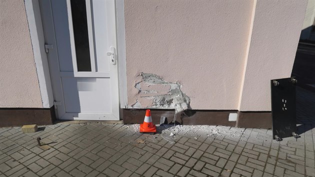 Žena na Sokolovsku narazila do domu poté, co si spletla jedničku se zpátečkou a brzdu s plynem.