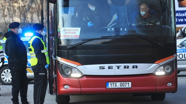 Policie kontroluje na hranici okresu Karvin a Ostrava autobus mc do Prahy na demonstraci. (7. bezna 2021)