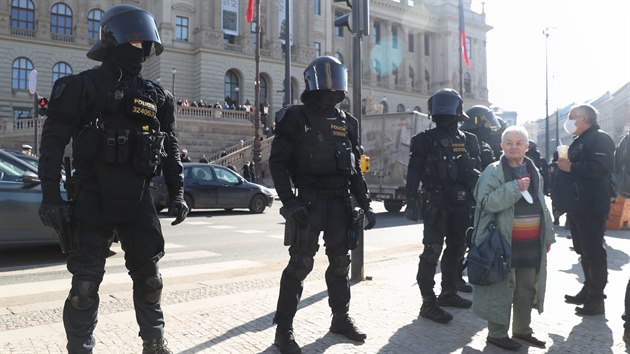 Policie dohl na demonstraci na Vclavskm nmst v Praze. (7. bezna 2021)