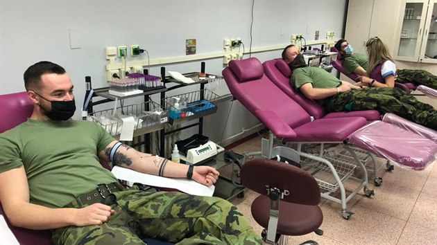 Vojáci z velitelské roty 153. ženijního praporu Olomouc darovali krev transfúzní stanici ve Fakultní nemocnici v Olomouci.