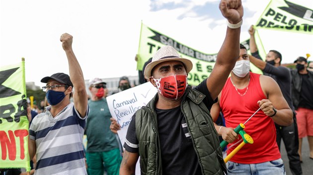 Lidé v hlavném barzilském městě protestují proti koronavirové úzávěře. (1. března 2021)