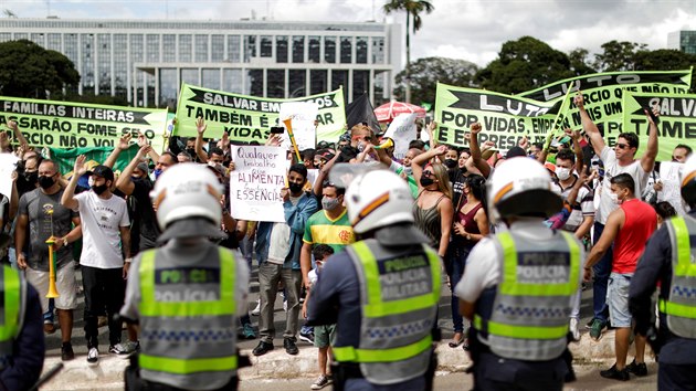 Lidé v hlavném městě Brazílie protestují proti koronavirové uzávěře. (1. března 2021)