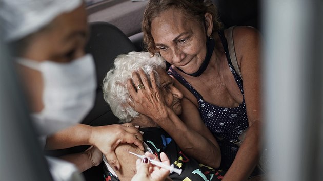 Žena dostává čínskou vakcínu Sinovac v rámci prioritního očkovacího programu pro seniory v brazilském Riu de Janeiro. (1. února 2021)