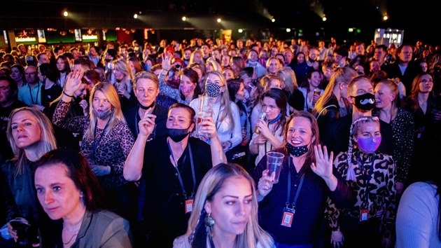 Nizozemsko v rámci výzkumu povolilo taneční akci pro 1 300 lidí. (6. března 2020)