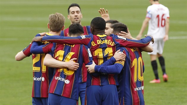 Fotbalisté Barcelony se radují ze vstřeleného gólu.