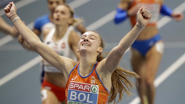 Nizozemka Femke Bolová slaví vítězství v běhu na 400 metrů na halovém mistrovství Evropy v Toruni.