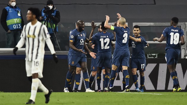 Fotbalisté Porta se radují z úvodního gólu na hřišti Juventusu, který dal Sergio Oliveira z penalty.