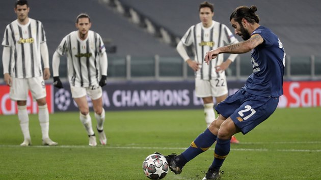 Sergio Oliveira (Porto) zahrává pokutový kop v utkání s Juventusem.