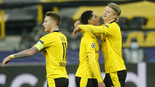 Fotbalisté Dortmundu se radují z branky Erlinga Haalanda (vpravo).