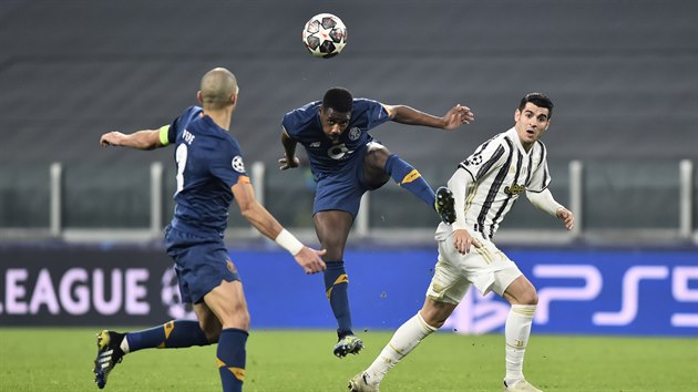Manafa (Porto) hlavikuje, sleduje ho lvaro Morata z Juventusu.