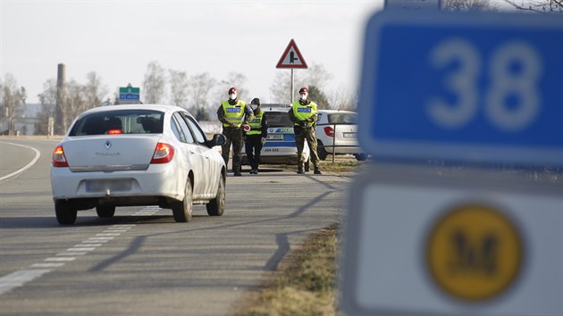 Intenzivn kontroly dodrovn mimodnch i krizovch opaten a k omezen volnho pohybu. budou pokraovat i nadle.