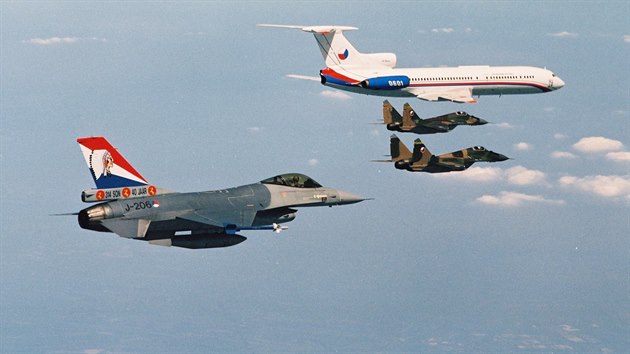 2 x MiG-29 a Tu-154 československého letectva a F-16 nizozemského královského letectva, rok 1992