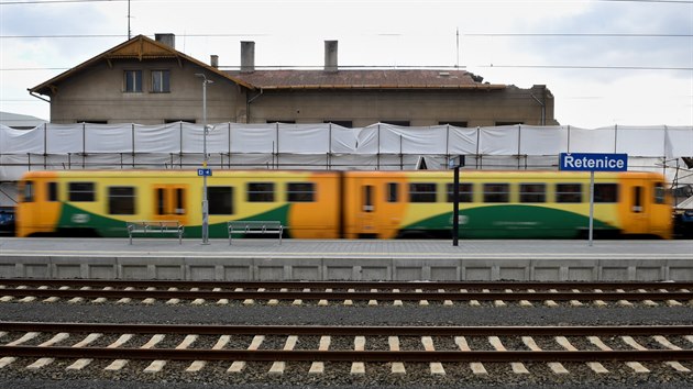 Vlak v železniční stanici Řetenice.