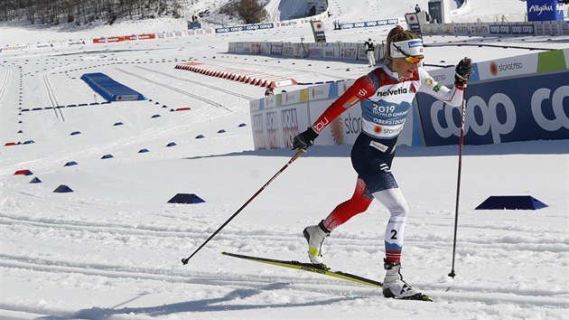 Therese Johaugová si jede pro vítězství v závodě s hromadným startem na mistrovství světa v Oberstdorfu.