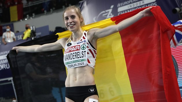 Elise Vanderelstová slaví s belgickou vlajkou evropský titul v závodě na 1500 metrů.