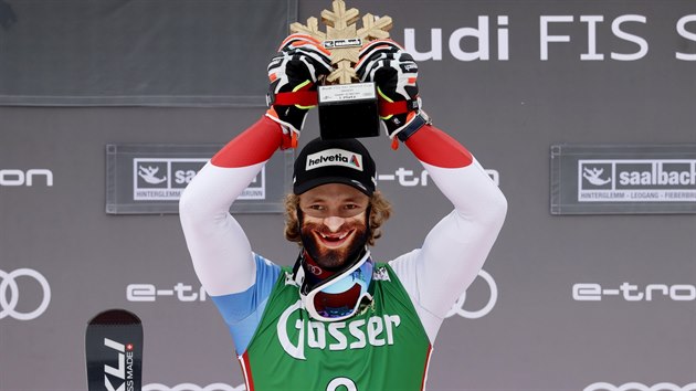 Švýcar Marco Odermatt na pódiu slaví vítězství v super-G v Saalbachu.