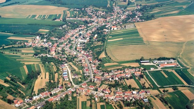 Letecký pohled na obec Jalubí.