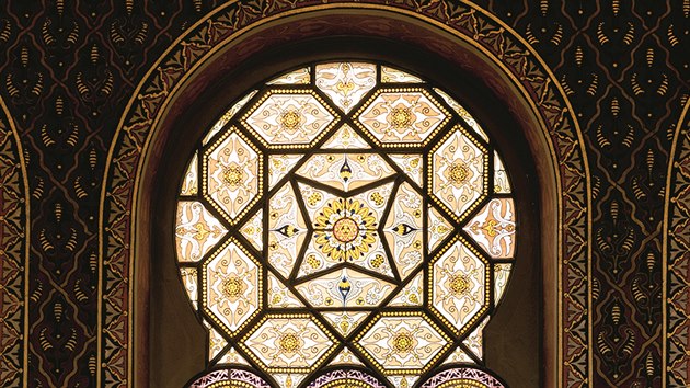 Vitráže – zdobená okna na galerii v patře barevně korespondují s vnitřní výzdobou. Před přílišným osluněním chrání exponáty nenápadné vnější screeny.