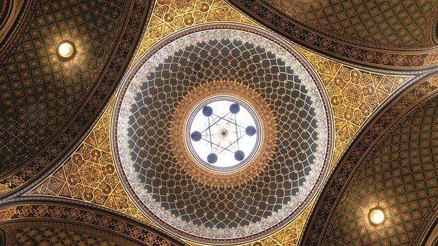 Kopule. Jako zlaté nebe se nad hlavami věřících i návštěvníků vznáší zlatá kopule nad hlavním sálem. Strop zdobí zlacené a polychromované štuky a výmalba tlumených barev ve tvaru arabesek inspirovaných arabskými mešitami. Maurský styl se stal v 19.století ve výzdobě synagog oblíbeným, protože je odlišoval od křesťanských kostelů a zároveň vyjadřoval sebevědomí do společnosti začleněného židovského společenství.