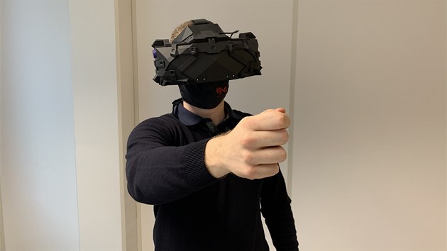 Mont�r spole�nosti EG.D si za pomoci speci�ln�ch br�l� zkou�� v�m�nu pojistek.