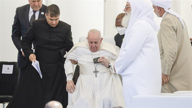 Pape Frantiek na mezinboenskm setkn s pedstaviteli it, sunnit, sabejc a jezd v irckm mst Nsirje. (6. bezna 2021)