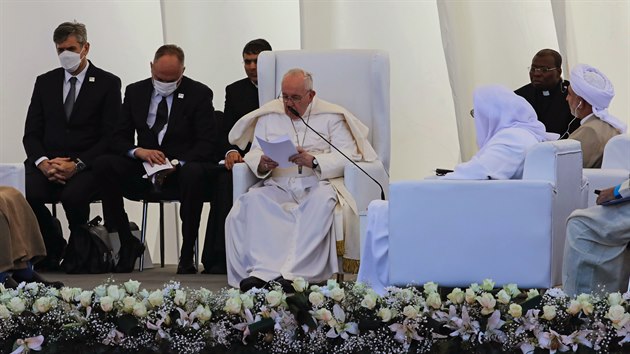 Pape Frantiek na mezinboenskm setkn s pedstaviteli it, sunnit, sabejc a jezd v irckm mst Nsirje. (6. bezna 2021)