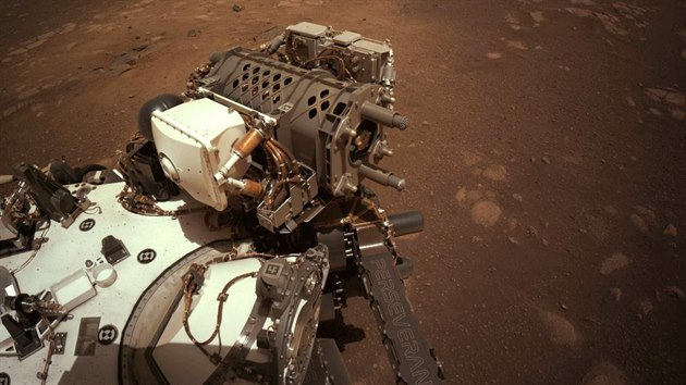 Robotick przkumnk Perseverance se dal poprv od svho norovho pistn na Marsu do pohybu. (6. bezna 2021)