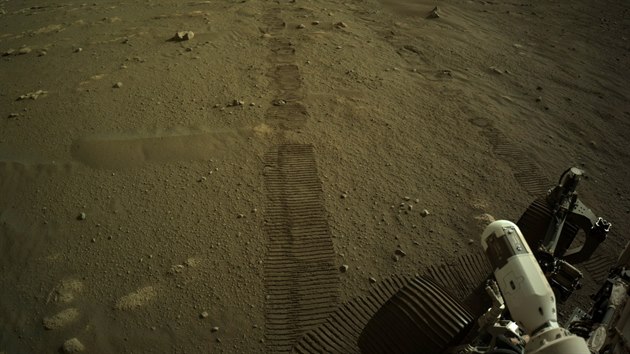 Robotický průzkumník Perseverance se dal poprvé od svého únorového přistání na Marsu do pohybu. (6. března 2021)