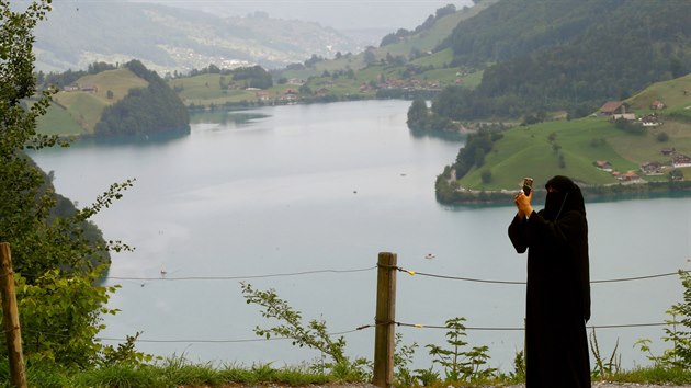 ena v burce se fot u vcarskho jezera Lungern vcarsko se chyst v referndu hlasovat o zkazu zahalovn oblieje na veejnosti. (28. srpen 2017)