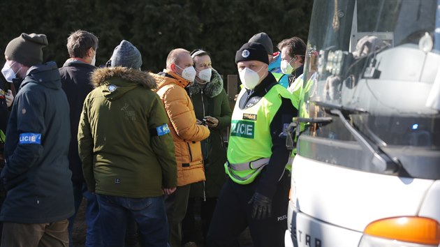 Policist kontroluj cestujc, kte se chystaj jet autobusem z Kralovic na Plzesku pes Plze a do Prahy za dajnm zamstnnm. (7. bezna 2021