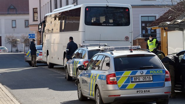 Policist kontroluj cestujc, kte se chystaj jet autobusem z Kralovic na Plzesku pes Plze a do Prahy za dajnm zamstnnm. (7. bezna 2021