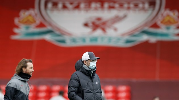 Trenér Jürgen Klopp sleduje rozcvičku fotbalistů Liverpoolu před zápasem s Fulhamem.