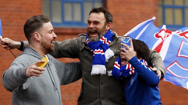 Fanoušci Rangers slaví v Glasgow zisk skotského titulu.