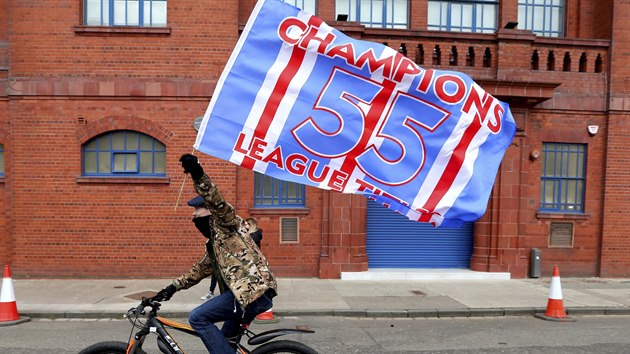 Fanoušci skotských Rangers slaví zisk historicky pětapadesátého mistrovského titulu.