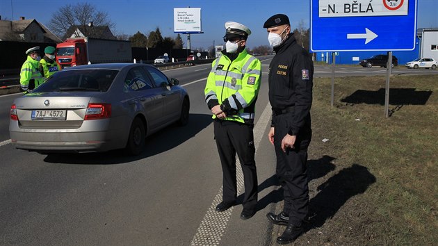 Moravskoslezsk policejn editel Tom Kuel na kontrole hldek na silnici mezi Frdkem-Mstkem a Ostravou. (2. bezna 2021)