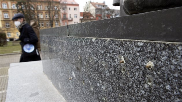 Prázdná místa po ukradených bronzových písmenech z nápisu na skupině soch na Masarykově náměstí v Plzni. (9. března 2021)