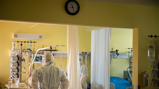 Zdravotníci pečují o pacienty s covidem na jednotce intenzivní péče ve slovenském Ružinově. (24. února 2021)