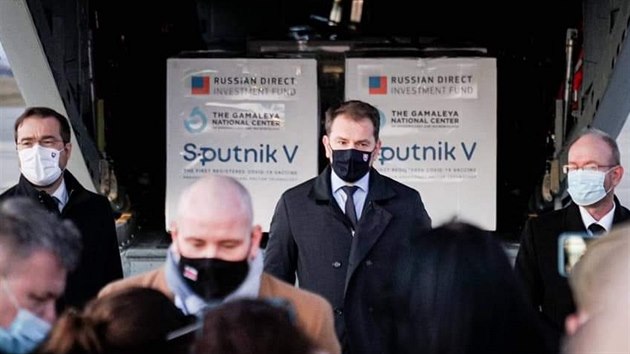 Slovensk premir Igor Matovi, ministr zdravotnictv Marek Kraj a dal lenov vldy pivtali na letiti v Koicch zsilku rusk vakcny proti koronaviru Sputnik V. (1. bezna 2021)