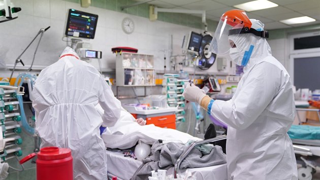 Zdravotníci ošetřují pacienta v nemocnici ve Varšavě. (1. března 2021)