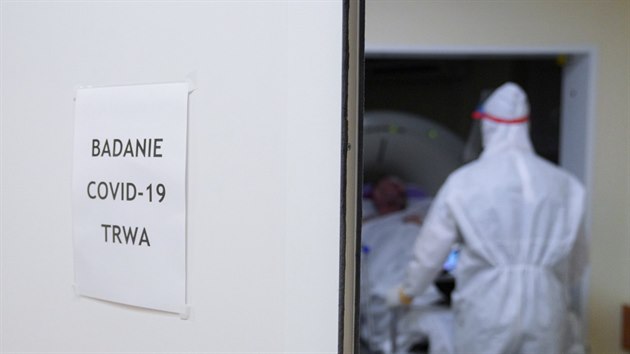 Zdravotníci převážejí pacienta v nemocnici ve Varšavě. (1. března 2021)