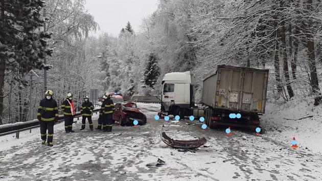 idi audi nepeil stet s kamionem. Nehoda se stala na silnici z Vimperka na Strn.