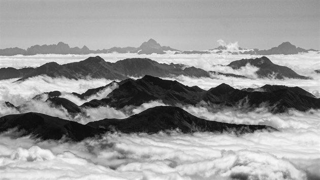 Vhledy z vrcholu Fuscherkarkopf na alpsk vrcholy vystupujc nad mraky