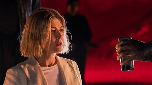 Rosamund Pike ve filmu Jako v bavlnce (2021)