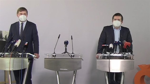Pedseda SSD, ministr vnitra Jan Hamek a mstopedseda sociln demokracie, ministr zahrani Tom Petek na tiskov konferenci SSD v Lidovm dom
