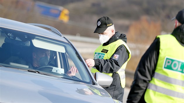 V pondělí, tedy první den nového lockdownu, policisté kontrolovali pohyb na víc než 160 místech jižní Moravy.