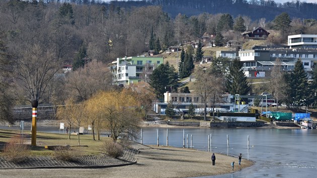 První víkend nového lockdownu na jižní Moravě přinesl slunečné jarní počasí, které to zlákalo ven výletníky. Například k Brněnské přehradě. (6.3.2021)